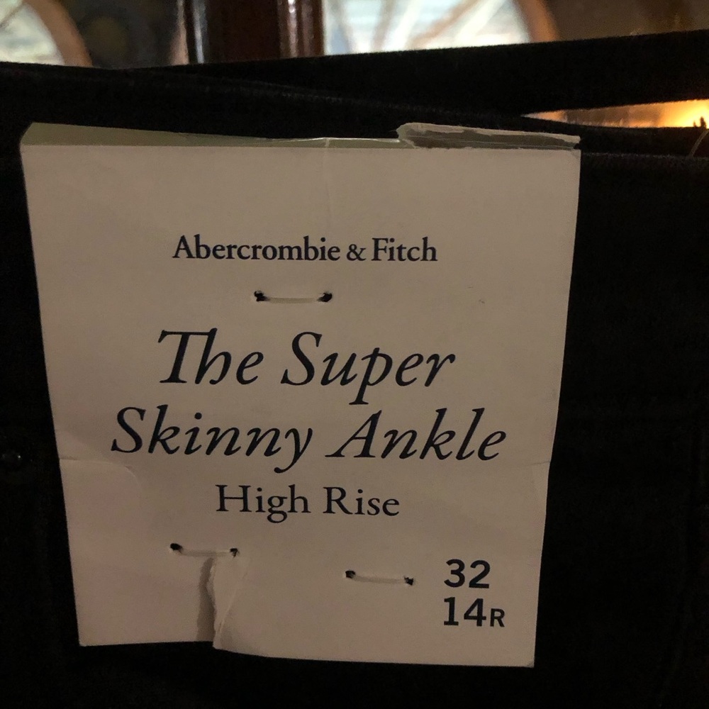 A&F The Super Skinny Ankle HighRise 32 black denim raw hem
